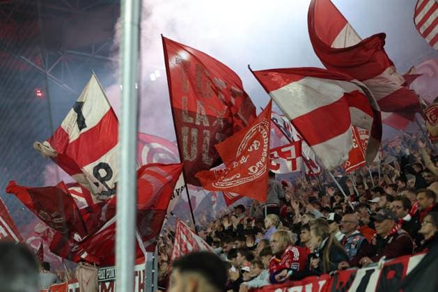 GER, 2. FBL. Fortuna Duesseldorf vs. 1. FC Nuernberg 03.10.2025, Merkur Spiel-Arena, Duesseldorf, GER, 2. FBL. Fortuna Duesseldorf vs. 1. FC Nuernberg, im Bild: Pyrotechnik, Feuerwerk, Rauch, Gefahr, Feuer, Leuchtfeuer, Kurve, Duesseldorf