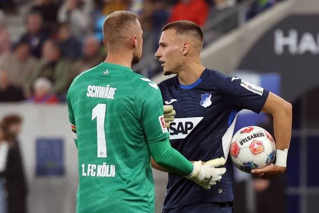03.10.2025, xrekx, Fussball 1.Bundesliga, TSG 1899 Hoffenheim - 1.FC Köln v.l. Marvin Schwäbe Schwaebe (1.FC Koeln) Tim Lemperle (TSG 1899 Hoffenheim) wartet auf die VAR Entscheidung kein Elfmeter (DFL DFB REGULATIONS PROHIBIT ANY USE OF PHOTOGRAPHS as IMAGE SEQUENCES and or QUASI-VIDEO) Sinsheim