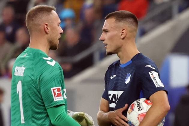 03.10.2025, xrekx, Fussball 1.Bundesliga, TSG 1899 Hoffenheim - 1.FC Köln v.l. Marvin Schwäbe Schwaebe (1.FC Koeln) Tim Lemperle (TSG 1899 Hoffenheim) wartet auf die VAR Entscheidung kein Elfmeter (DFL DFB REGULATIONS PROHIBIT ANY USE OF PHOTOGRAPHS as IMAGE SEQUENCES and or QUASI-VIDEO) Sinsheim