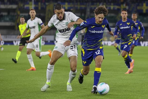 Domagoj Bradaric of Hellas Verona FC competes for the ball with Jay Idzes of US Sassuolo during Hellas Verona FC vs US Sassuolo, 6Â° Serie A Enilive 2025-26 game at Marcantonio Bentegodi stadium in Verona (VR), Italy, on October 03, 2025.  Copyright: xDavidexCasentini IPAxSportx xipa-agency.netx xx IPA_66100571 IPA_Agency_IPA66100571