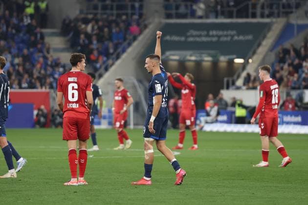 03.10.2025, xrekx, Fussball 1.Bundesliga, TSG 1899 Hoffenheim - 1.FC Köln v.l. Eric Martel (1.FC Koeln) Tim Lemperle (TSG 1899 Hoffenheim) gibt Anweisungen, gestikuliert, mit den Armen gestikulieren gives instructions, gesticulate Handspiel (DFL DFB REGULATIONS PROHIBIT ANY USE OF PHOTOGRAPHS as IMAGE SEQUENCES and or QUASI-VIDEO) Sinsheim
