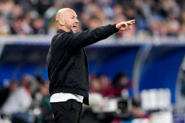 Christian Ilzer (Trainer, Cheftrainer, Hoffenheim), gibt Anweisungen, gestikuliert, mit den Armen gestikulieren, Einzelbild, Einzelfoto, Aktion, Action, 03.10.2025, Sinsheim (Deutschland), Fussball, Bundesliga, TSG 1899 Hoffenheim - 1. FC Köln, DFB DFL REGULATIONS PROHIBIT ANY USE OF PHOTOGRAPHS AS IMAGE SEQUENCES AND OR QUASI-VIDEO.