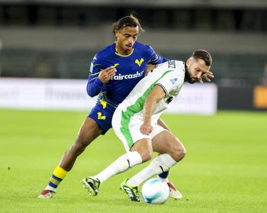Sebastian Walukiewicz of US Sassuolo battle for the ball with Antoine Joseph Bernede of Hellas Verona FC during Hellas Verona FC vs US Sassuolo, 6Â° Serie A Enilive 2025-26 game at Marcantonio Bentegodi stadium in Verona (VR), Italy, on October 03, 2025.  Copyright: xDavidexCasentini IPAxSportx xipa-agency.netx xx IPA_66100629 IPA_Agency_IPA66100629