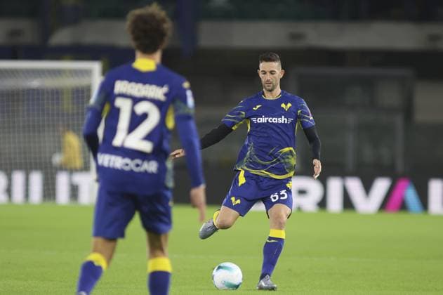 Roberto Gagliardini of Hellas Verona FC play the ball during Hellas Verona FC vs US Sassuolo, 6Â° Serie A Enilive 2025-26 game at Marcantonio Bentegodi stadium in Verona (VR), Italy, on October 03, 2025.  Copyright: xDavidexCasentini IPAxSportx xipa-agency.netx xx IPA_66100638 IPA_Agency_IPA66100638