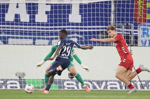 03.10.2025, xtvx, Fussball 1.Bundesliga, TSG 1899 Hoffenheim - 1.FC Köln v.l. Torschuss, has a shot on goal Bazoumana Toure (TSG 1899 Hoffenheim) (DFL DFB REGULATIONS PROHIBIT ANY USE OF PHOTOGRAPHS as IMAGE SEQUENCES and or QUASI-VIDEO) Sinsheim