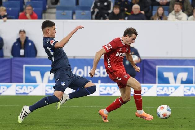 03.10.2025, xtvx, Fussball 1.Bundesliga, TSG 1899 Hoffenheim - 1.FC Köln v.l. Zweikampf, Duell, duel, tackle, compete Albian Hajdari (TSG 1899 Hoffenheim) Jakub Kaminski (1. FC Koeln) (DFL DFB REGULATIONS PROHIBIT ANY USE OF PHOTOGRAPHS as IMAGE SEQUENCES and or QUASI-VIDEO) Sinsheim