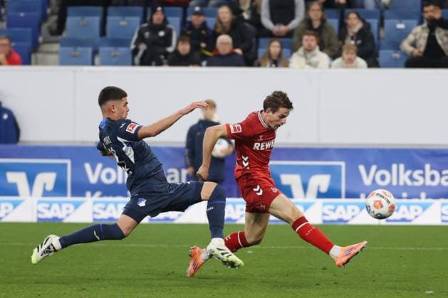 03.10.2025, xtvx, Fussball 1.Bundesliga, TSG 1899 Hoffenheim - 1.FC Köln v.l. Zweikampf, Duell, duel, tackle, compete Albian Hajdari (TSG 1899 Hoffenheim) Jakub Kaminski (1. FC Koeln) (DFL DFB REGULATIONS PROHIBIT ANY USE OF PHOTOGRAPHS as IMAGE SEQUENCES and or QUASI-VIDEO) Sinsheim