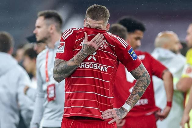 03.10.2025, Fußball, Fortuna Düsseldorf - 1.FC Nürnberg, 2. Fußball Bundesliga, Merkur Spiel-Arena, Saison 2025 2026: Enttäuschung nach der 2:3 Niederlage bei den Spielern der Fortuna. Jordy de Wijs (Fortuna Düsseldorf 30) Enttäuscht nach dem Spiel DFB regulations prohibit any use of photographs as image sequences and or quasi-video. Nordrhein-Westfalen Deutschland