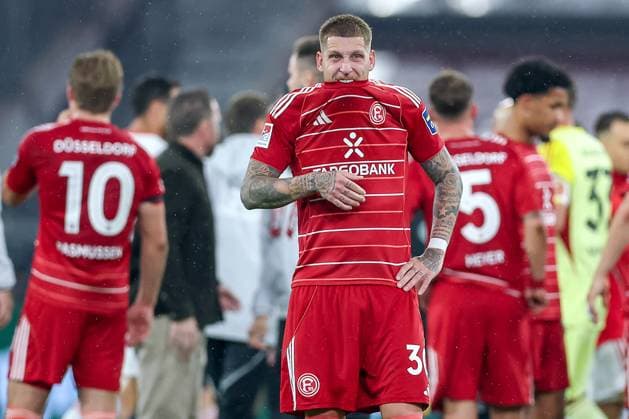 03.10.2025, Fußball, Fortuna Düsseldorf - 1.FC Nürnberg, 2. Fußball Bundesliga, Merkur Spiel-Arena, Saison 2025 2026: Enttäuschung nach der 2:3 Niederlage bei den Spielern der Fortuna. Jordy de Wijs (Fortuna Düsseldorf 30) Enttäuscht nach dem Spiel DFB regulations prohibit any use of photographs as image sequences and or quasi-video. Nordrhein-Westfalen Deutschland