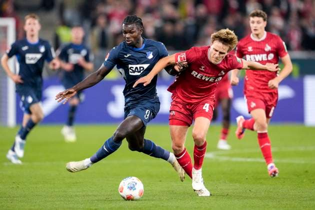 v.li.: Ihlas Bebou (Hoffenheim, 9), Timo Bernd Hübers (Köln, 4), Zweikampf, Spielszene, Duell, duel, tackle, tackling, Dynamik, Action, Aktion, 03.10.2025, Sinsheim (Deutschland), Fussball, Bundesliga, TSG 1899 Hoffenheim - 1. FC Köln, DFB DFL REGULATIONS PROHIBIT ANY USE OF PHOTOGRAPHS AS IMAGE SEQUENCES AND OR QUASI-VIDEO.