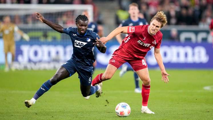 v.li.: Ihlas Bebou (Hoffenheim, 9), Timo Bernd Hübers (Köln, 4), Zweikampf, Spielszene, Duell, duel, tackle, tackling, Dynamik, Action, Aktion, 03.10.2025, Sinsheim (Deutschland), Fussball, Bundesliga, TSG 1899 Hoffenheim - 1. FC Köln, DFB DFL REGULATIONS PROHIBIT ANY USE OF PHOTOGRAPHS AS IMAGE SEQUENCES AND OR QUASI-VIDEO.