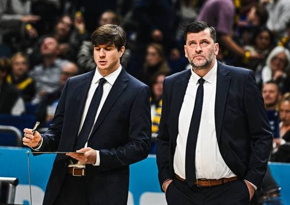 03.10.2025, xlakx, Basketball - easyCredit BBL Basketball Alba Berlin - Gladiators Trier emspor, v.l. Pedro Calles (Alba Berlin Trainer), Sebastian Trzcionka (Alba Berlin Co.Trainer) enttaeuscht, schaut enttaeuscht, niedergeschlagen, disappointed Berlin