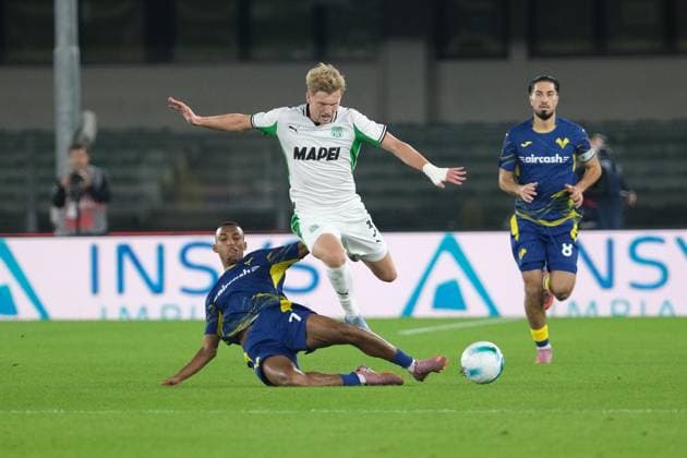 Rafik Belghali of Hellas Verona FC and Josh Doig of US Sassuolo Calcio during the soccer match between Hellas Verona FC and US Sassuolo, MD6 of Serie A Enilive Italian soccer championship 2025 2026 at Marcantonio Bentegodi Stadium on October 3, 2025, Verona, Italy.  Copyright: xRobertoxTommasini IPAxSportx xipa-agency.netx xx IPA_66100790 IPA_Agency_IPA66100790
