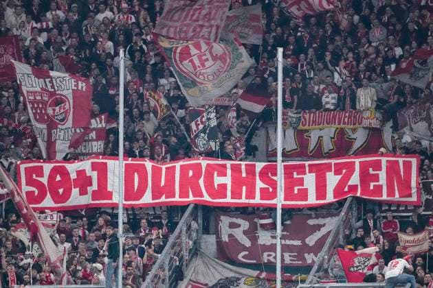 Die Fans vom 1. FC Köln zeigen in der Fankurve ein Banner, Spruchband mit der Aufschrift: 50+1 Durchsetzen, Fans, Ultras Publikum, Zuschauer, Stimmung, Atmosphäre, Stadion, Protest, Protestaktion, protestieren, Aktion, Action, 03.10.2025, Sinsheim (Deutschland), Fussball, Bundesliga, TSG 1899 Hoffenheim - 1. FC Köln, DFB DFL REGULATIONS PROHIBIT ANY USE OF PHOTOGRAPHS AS IMAGE SEQUENCES AND OR QUASI-VIDEO.