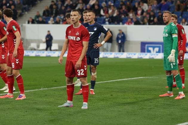 03.10.2025, xrekx, Fussball 1.Bundesliga, TSG 1899 Hoffenheim - 1.FC Köln v.l. Kristoffer Lund (1.FC Koeln) Tim Lemperle (TSG 1899 Hoffenheim) Marvin Schwäbe Schwaebe (1.FC Koeln) (DFL DFB REGULATIONS PROHIBIT ANY USE OF PHOTOGRAPHS as IMAGE SEQUENCES and or QUASI-VIDEO) Sinsheim