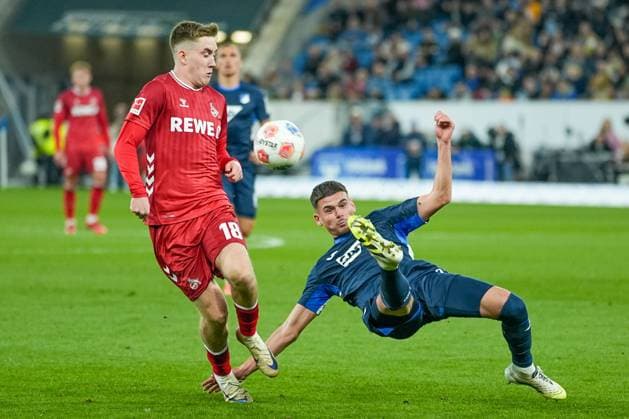 Fussball: Bundesliga, 6. Spieltag, TSG Hoffenheim - 1. FC Köln am 03.10.2025 in Sinsheim (PreZero Arena), Deutschland, Saison 2025 2026 DFL REGULATIONS PROHIBIT ANY USE OF PHOTOGRAPHS AS IMAGE SEQUENCES AND OR QUASI VIDEO: Albian Hajdari (21, TSG) klärt den Ball vor Isak Bergmann Johannesson (18, KOE) Sinsheim PreZero Arena Deutschland Copyright: xChristophxKinzingerx