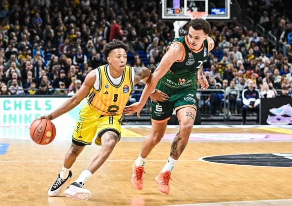 03.10.2025, xlakx, Basketball - easyCredit BBL Basketball Alba Berlin - Gladiators Trier emspor, v.l. Boogie Ellis (Alba Berlin), Nolan Adekunle (Gladiators Trier) Zweikampf, Duell, Kampf, tackle Berlin