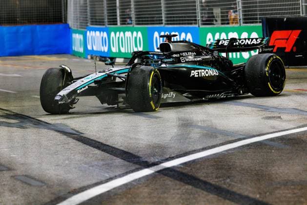 Formula 1, Singapore Grand Prix 2025, Friday Practice 2 in Singapore - 03 Oct 2025 George Russell of Great Britain in the (63) Mercedes-AMG PETRONAS Formula One Team W16 just after crashing into the barriers during the practice session two ahead of the F1 Grand Prix of Singapore at the Marina Bay Street Circuit. Singapore Singapore Copyright: xGeorgexHitchensx xSOPAxImagesx ghsingaporegp25_fp2_22
