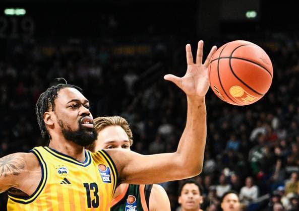 03.10.2025, xlakx, Basketball - easyCredit BBL Basketball Alba Berlin - Gladiators Trier emspor, v.l. J Wan Roberts (Alba Berlin), Marco Hollersbacher (Gladiators Trier) Zweikampf, Duell, Kampf, tackle Berlin