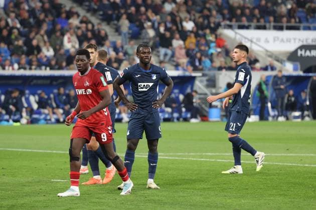 03.10.2025, xrekx, Fussball 1.Bundesliga, TSG 1899 Hoffenheim - 1.FC Köln v.l. Ragnar Ache (1.FC Koeln) Ihlas Bebou (TSG 1899 Hoffenheim) (DFL DFB REGULATIONS PROHIBIT ANY USE OF PHOTOGRAPHS as IMAGE SEQUENCES and or QUASI-VIDEO) Sinsheim
