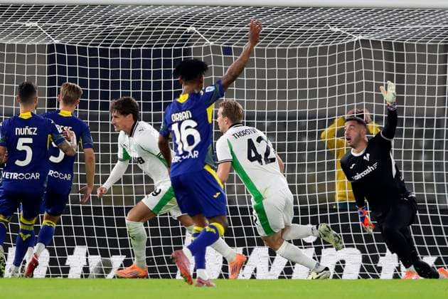 Sassuolo s Andrea Pinamonti celebration goal 0-1 during the Serie A soccer match between Hellas Verona and Sassuolo at the Bentegodi Stadium in Verona, north west Italy - Saturday, October 03 , 2025. - Soccer .  Copyright: xPaolaxGarbuio Lapressex