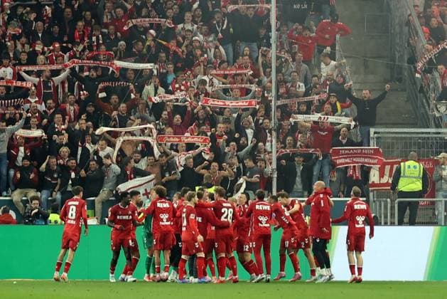 03.10.2025, xrekx, Fussball 1.Bundesliga, TSG 1899 Hoffenheim - 1.FC Köln v.l. Koeln Mannschaft, Spieler, jubeln nach Spielende, Team, Player, celebrate at the end of the match (DFL DFB REGULATIONS PROHIBIT ANY USE OF PHOTOGRAPHS as IMAGE SEQUENCES and or QUASI-VIDEO) Sinsheim