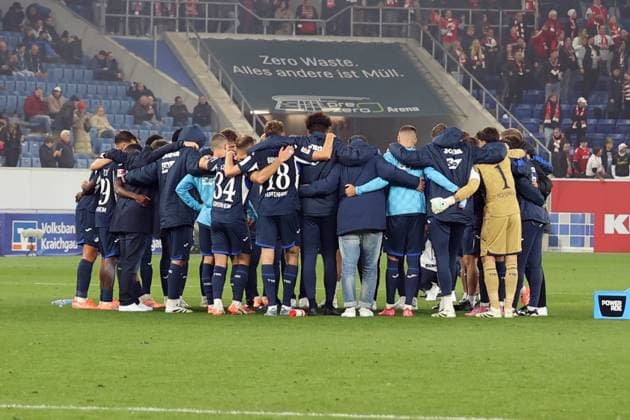 03.10.2025, xrekx, Fussball 1.Bundesliga, TSG 1899 Hoffenheim - 1.FC Köln v.l. TSG Teamkreis Spielende (DFL DFB REGULATIONS PROHIBIT ANY USE OF PHOTOGRAPHS as IMAGE SEQUENCES and or QUASI-VIDEO) Sinsheim