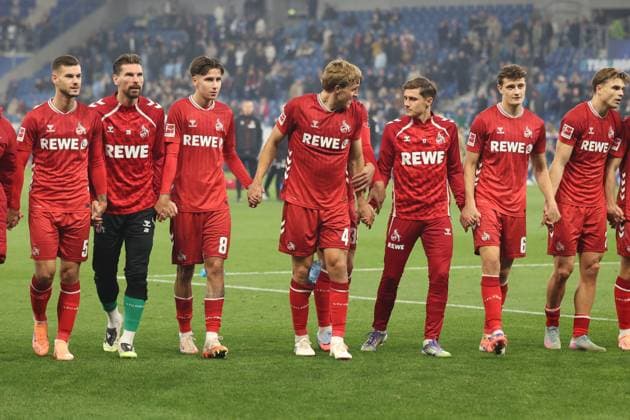 03.10.2025, xrekx, Fussball 1.Bundesliga, TSG 1899 Hoffenheim - 1.FC Köln v.l. Timo Hübers Huebers (1.FC Koeln) Mannschaft, Spieler, jubeln nach Spielende, Team, Player, celebrate at the end of the match bedankt bedanken sich bei den Fans, the player thanks the fans for their support (DFL DFB REGULATIONS PROHIBIT ANY USE OF PHOTOGRAPHS as IMAGE SEQUENCES and or QUASI-VIDEO) Sinsheim