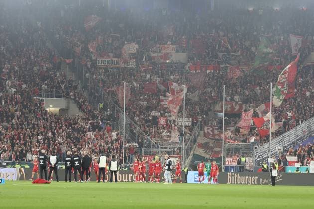 03.10.2025, xrekx, Fussball 1.Bundesliga, TSG 1899 Hoffenheim - 1.FC Köln v.l. Koeln Mannschaft, Spieler, jubeln nach Spielende, Team, Player, celebrate at the end of the match bedankt bedanken sich bei den Fans, the player thanks the fans for their support (DFL DFB REGULATIONS PROHIBIT ANY USE OF PHOTOGRAPHS as IMAGE SEQUENCES and or QUASI-VIDEO) Sinsheim