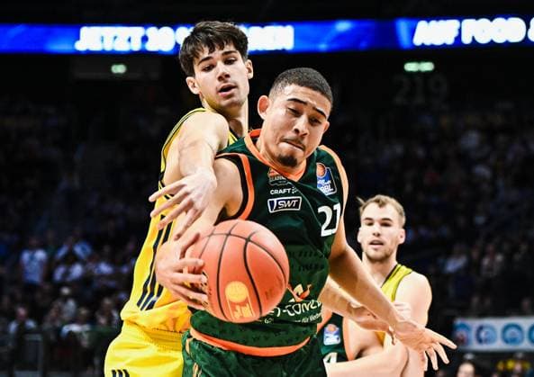 03.10.2025, xlakx, Basketball - easyCredit BBL Basketball Alba Berlin - Gladiators Trier emspor, v.l. Nevio Bennefeld (Alba Berlin), Evans Rapieque (Gladiators Trier) Zweikampf, Duell, Kampf, tackle Berlin