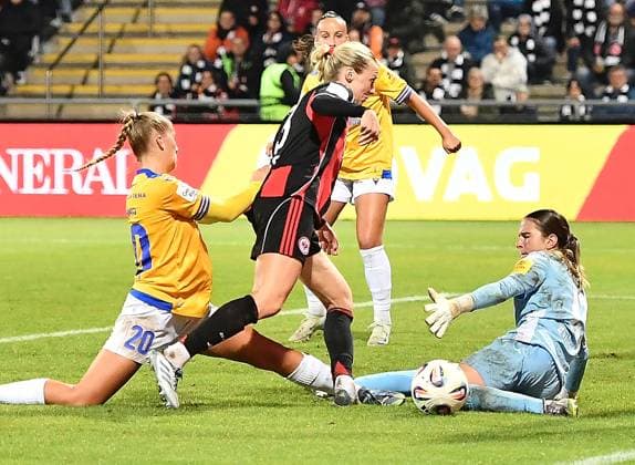 03.10.2025, xhbx, Fussball Google Pixel Frauen-Bundesliga, Eintracht Frankfurt - Carl Zeiss Jena v.l. Steffi Schmid (FC Carl Zeiss Jena), Amanda Ilestedt (Eintracht Frankfurt Damen) , Hannah Etzold (FC Carl Zeiss Jena) (DFL DFB REGULATIONS PROHIBIT ANY USE OF PHOTOGRAPHS as IMAGE SEQUENCES and or QUASI-VIDEO) Frankfurt am Main