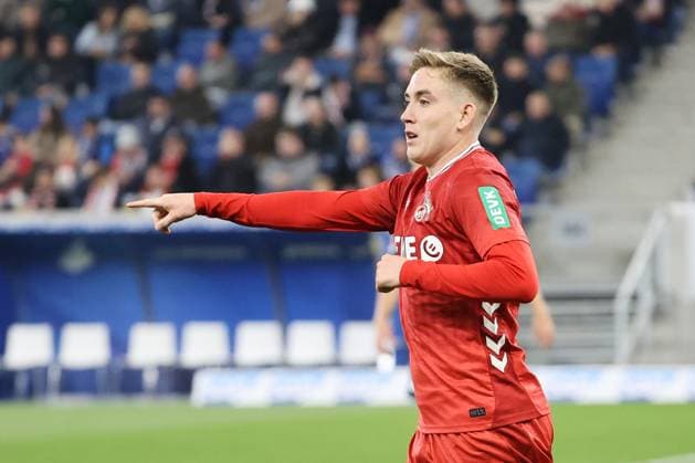 03.10.2025, xtvx, Fussball 1.Bundesliga, TSG 1899 Hoffenheim - 1.FC Köln v.l. Isak Johannesson (1. FC Koeln) gibt Anweisungen, gestikuliert, mit den Armen gestikulieren gives instructions, gesticulates (DFL DFB REGULATIONS PROHIBIT ANY USE OF PHOTOGRAPHS as IMAGE SEQUENCES and or QUASI-VIDEO) Sinsheim