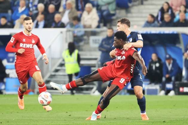03.10.2025, xtvx, Fussball 1.Bundesliga, TSG 1899 Hoffenheim - 1.FC Köln v.l. Zweikampf, Duell, duel, tackle, compete Ragnar Ache (1. FC Koeln) Robin Hranac (TSG 1899 Hoffenheim) (DFL DFB REGULATIONS PROHIBIT ANY USE OF PHOTOGRAPHS as IMAGE SEQUENCES and or QUASI-VIDEO) Sinsheim