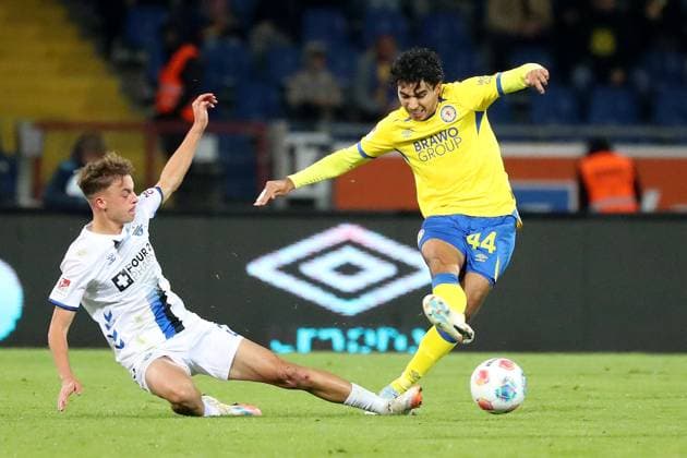 Braunschweig vs. Paderborn, 2. BL Braunschweig, 03.10.2025, FUßBALL - Eintracht Braunschweig vs. SC Paderborn, 2. BL, Saison 2025 26. Ruben Müller (SC Paderborn), Johan Gomez (Eintracht Braunschweig) Braunschweig