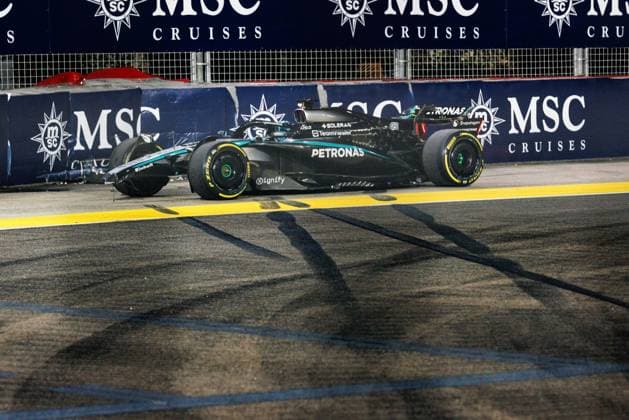 October 3, 2025, Singapore, Singapore: George Russell of Great Britain in the (63) Mercedes-AMG PETRONAS Formula One Team W16 just after crashing into the barriers during the practice session two ahead of the F1 Grand Prix of Singapore at the Marina Bay Street Circuit. Singapore Singapore - ZUMAs197 20251003_aaa_s197_203 Copyright: xGeorgexHitchensx