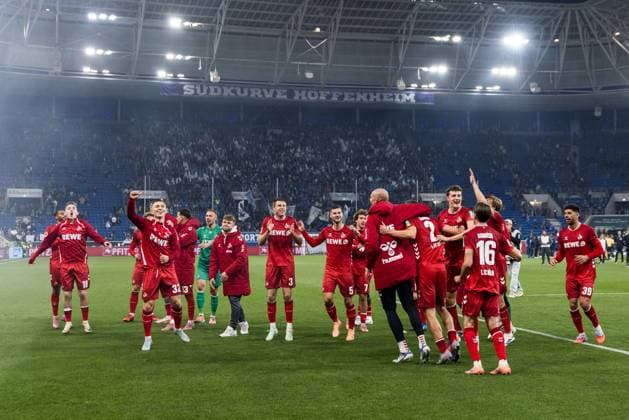 1. Fußball Bundesliga: TSG 1899 Hoffenheim - 1. FC Köln; 03.10.2025 Die Spieler des 1. FC Köln feiern den Sieg mit den mitgereisten Fans in der Kurve 1. Fußball Bundesliga, TSG 1899 Hoffenheim - 1. FC Köln, Sinsheim, PREZERO Arena am 03.10.2025 DFL REGULATIONS PROHIBIT ANY USE OF PHOTOGRAPHS AS IMAGE SEQUENCES AND OR QUASI-VIDEO. Copyright: xBEAUTIFULxSPORTS Wunderlx