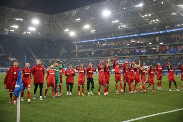 03.10.2025, xrekx, Fussball 1.Bundesliga, TSG 1899 Hoffenheim - 1.FC Köln v.l. FC Koeln Mannschaft, Spieler, jubeln nach Spielende, Team, Player, celebrate at the end of the match bedankt bedanken sich bei den Fans, the player thanks the fans for their support (DFL DFB REGULATIONS PROHIBIT ANY USE OF PHOTOGRAPHS as IMAGE SEQUENCES and or QUASI-VIDEO) Sinsheim