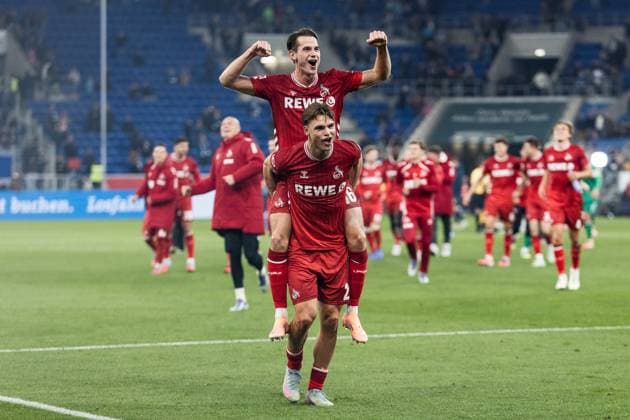 1. Fußball Bundesliga: TSG 1899 Hoffenheim - 1. FC Köln; 03.10.2025 Jubel nach dem Sieg in Hoffenheim Jakub Kaminski (1. FC Köln, 16) auf dem Rücken von Joel Schmied (1. FC Köln, 2) 1. Fußball Bundesliga, TSG 1899 Hoffenheim - 1. FC Köln, Sinsheim, PREZERO Arena am 03.10.2025 DFL REGULATIONS PROHIBIT ANY USE OF PHOTOGRAPHS AS IMAGE SEQUENCES AND OR QUASI-VIDEO. Copyright: xBEAUTIFULxSPORTS Wunderlx