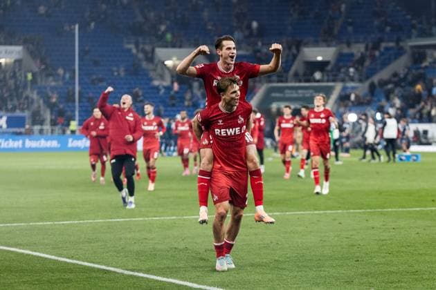 1. Fußball Bundesliga: TSG 1899 Hoffenheim - 1. FC Köln; 03.10.2025 Jubel nach dem Sieg in Hoffenheim Jakub Kaminski (1. FC Köln, 16) auf dem Rücken von Joel Schmied (1. FC Köln, 2) 1. Fußball Bundesliga, TSG 1899 Hoffenheim - 1. FC Köln, Sinsheim, PREZERO Arena am 03.10.2025 DFL REGULATIONS PROHIBIT ANY USE OF PHOTOGRAPHS AS IMAGE SEQUENCES AND OR QUASI-VIDEO. Copyright: xBEAUTIFULxSPORTS Wunderlx