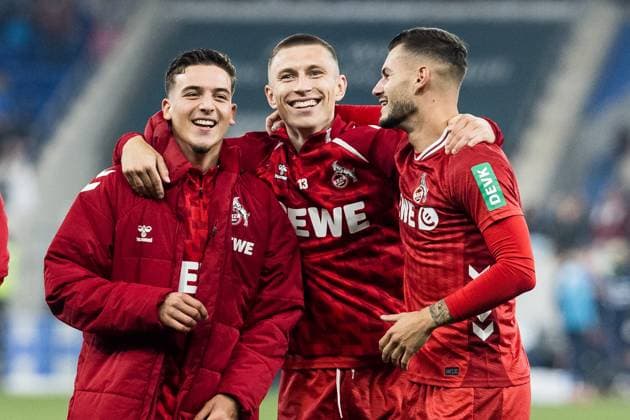 1. Fußball Bundesliga: TSG 1899 Hoffenheim - 1. FC Köln; 03.10.2025 Said El Mala (1. FC Köln, 13), Kristoffer Lund (1. FC Köln, 32), Tom Krauß (1. FC Köln, 5) lachend vor der Kurve, feiern den Sieg mit den Fans 1. Fußball Bundesliga, TSG 1899 Hoffenheim - 1. FC Köln, Sinsheim, PREZERO Arena am 03.10.2025 DFL REGULATIONS PROHIBIT ANY USE OF PHOTOGRAPHS AS IMAGE SEQUENCES AND OR QUASI-VIDEO. Copyright: xBEAUTIFULxSPORTS Wunderlx