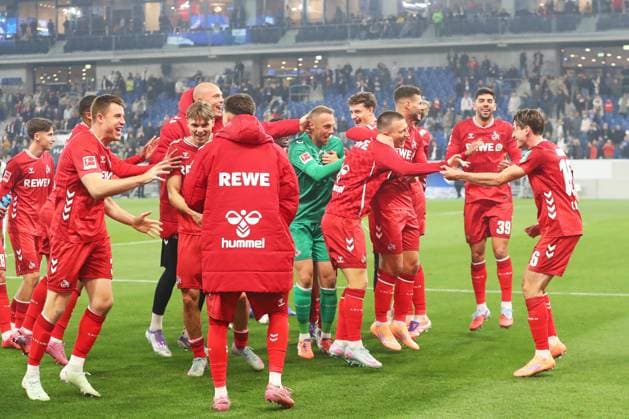 03.10.2025, xtvx, Fussball 1.Bundesliga, TSG 1899 Hoffenheim - 1.FC Köln v.l. Mannschaft FC Köln nach dem Spiel, after the match (DFL DFB REGULATIONS PROHIBIT ANY USE OF PHOTOGRAPHS as IMAGE SEQUENCES and or QUASI-VIDEO) Sinsheim