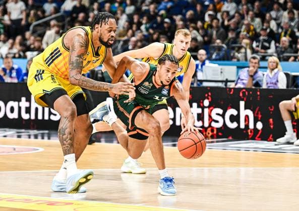 03.10.2025, xlakx, Basketball - easyCredit BBL Basketball Alba Berlin - Gladiators Trier emspor, v.l. J Wan Roberts (Alba Berlin), Jordan Roland (Gladiators Trier), Sam Griesel (Alba Berlin) Zweikampf, Duell, Kampf, tackle Berlin