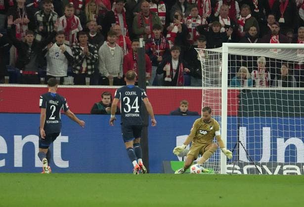 GER, 1.FBL, TSG Hoffenheim vs 1.FC Köln 03.10.2025, PreZero Arena, Sinsheim, GER, 1.FBL, TSG Hoffenheim vs 1.FC Köln , im Bild Robin Hranac (Hoffenheim), Vladimir Coufal (Hoffenheim), Torwart Oliver Baumann (Hoffenheim) DFL regulations prohibit any use of photographs as image sequences and or quasi-video.