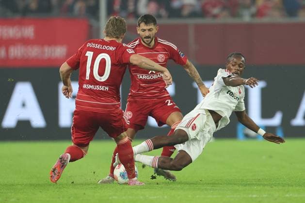 GER, 2. FBL. Fortuna Duesseldorf vs. 1. FC Nuernberg 03.10.2025, Merkur Spiel-Arena, Duesseldorf, GER, 2. FBL. Fortuna Duesseldorf vs. 1. FC Nuernberg, im Bild: Mohamed AlÃ¬ Zoma (1. FC Nuernberg 23), im Zweikampf gegen Christian Rasmussen (Duesseldorf 10), Matthias Zimmermann (Fortuna Duesseldorf 25),