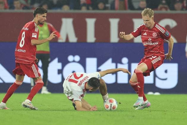 GER, 2. FBL. Fortuna Duesseldorf vs. 1. FC Nuernberg 03.10.2025, Merkur Spiel-Arena, Duesseldorf, GER, 2. FBL. Fortuna Duesseldorf vs. 1. FC Nuernberg, im Bild: Berkay YÄ±lmaz (1. FC Nuernberg 21), kann sich nicht vom Ball trennen.. Anouar El Azzouzi (Fortuna Duesseldorf 8), Tim Breithaupt (Fortuna Duesseldorf 6),