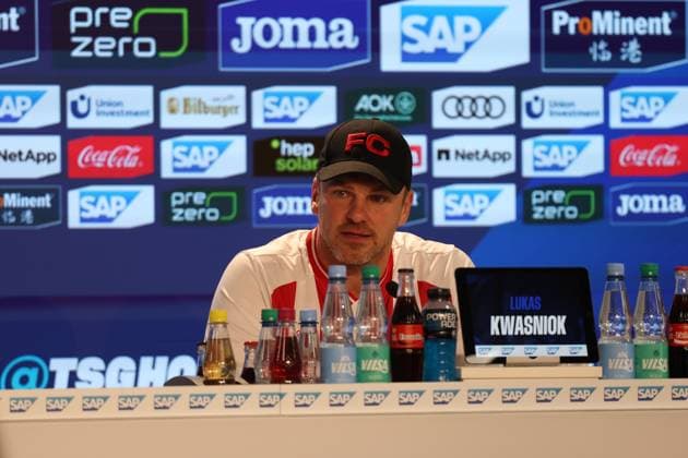 03.10.2025, xrekx, Fussball 1.Bundesliga, TSG 1899 Hoffenheim - 1.FC Köln v.l. Pressekonferenz Lukas Kwasniok Trainer (1.FC Koeln) (DFL DFB REGULATIONS PROHIBIT ANY USE OF PHOTOGRAPHS as IMAGE SEQUENCES and or QUASI-VIDEO) Sinsheim