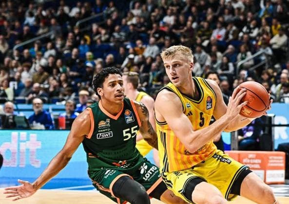 03.10.2025, xlakx, Basketball - easyCredit BBL Basketball Alba Berlin - Gladiators Trier emspor, v.l. Eli Brooks (Gladiators Trier), Sam Griesel (Alba Berlin) Zweikampf, Duell, Kampf, tackle Berlin