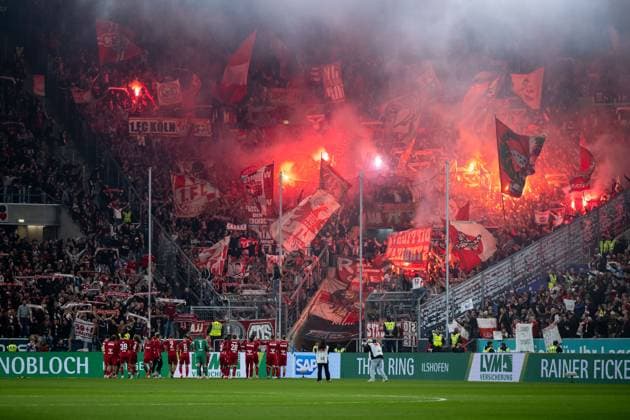 Fans Ultras im Gaesteblock jubeln mit Pyro Pyrotechnik ueber den Sieg, davor Spieler des FC Koeln GER, TSG 1899 Hoffenheim vs 1. FC Koeln, Fussball Bundesliga, 6. Spieltag, Saison 2025 2026, 03.10.2025 DFB DFL regulations prohibit any use of photographs as image sequences and or quasi-video GER, TSG 1899 Hoffenheim vs 1. FC Koeln, Fussball Bundesliga, 6. Spieltag, Saison 2025 2026, 03.10.2025 Sinsheim Copyright: xEibner-Pressefoto Memmlerx EP_MMR