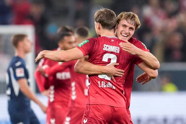 v.li.: Joel Schmied (Köln, 2), Timo Bernd Hübers (Köln, 4), Spieler vom 1. FC Köln, Jubel nach dem Schlusspfiff, Freude über den Sieg, Sieger, Gewinner, jubelt, jubeln, fröhlich, positiv, freut sich, freuen, optimistisch, Highlight, Action, Aktion, 03.10.2025, Sinsheim (Deutschland), Fussball, Bundesliga, TSG 1899 Hoffenheim - 1. FC Köln, DFB DFL REGULATIONS PROHIBIT ANY USE OF PHOTOGRAPHS AS IMAGE SEQUENCES AND OR QUASI-VIDEO.
