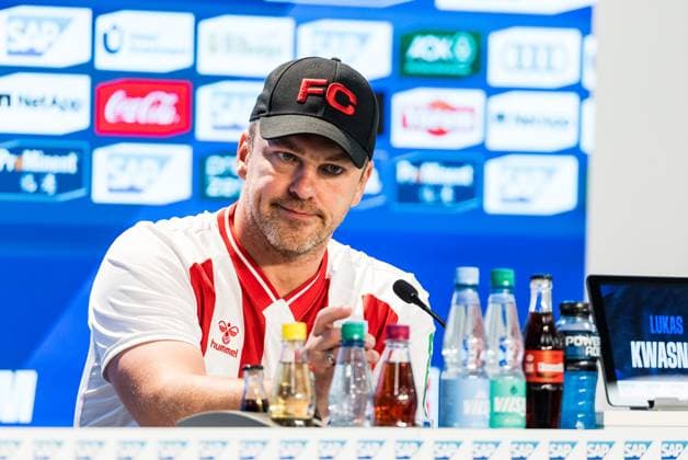 1. Fußball Bundesliga: TSG 1899 Hoffenheim - 1. FC Köln; 03.10.2025 Lukas Kwasniok (Trainer 1. FC Köln) während der Pressekonferenz 1. Fußball Bundesliga, TSG 1899 Hoffenheim - 1. FC Köln, Sinsheim, PREZERO Arena am 03.10.2025 DFL REGULATIONS PROHIBIT ANY USE OF PHOTOGRAPHS AS IMAGE SEQUENCES AND OR QUASI-VIDEO. Copyright: xBEAUTIFULxSPORTS Wunderlx
